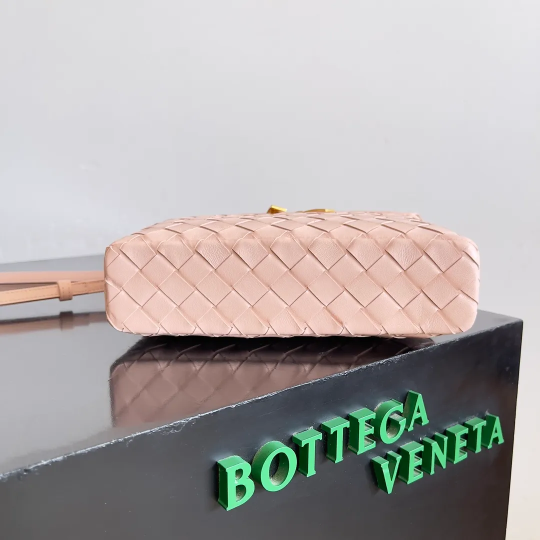 Batch 1360 Bottega Veneta 24 spring and summer woven zipper crossbody bag. A crossbody bag that can be used as a cosmetic bag. The exquisite weaving and compact body are an indispensable accessory for the upcoming summer. The double zipper also better protects the bag. It has a large capacity. If you like it, don’t miss it. Style number: 789109 Size: 22*12.5*5cm